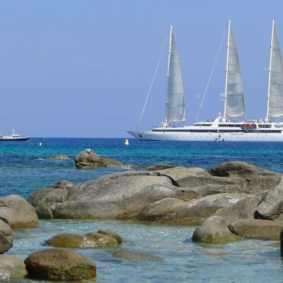 plage ile rousse bateau